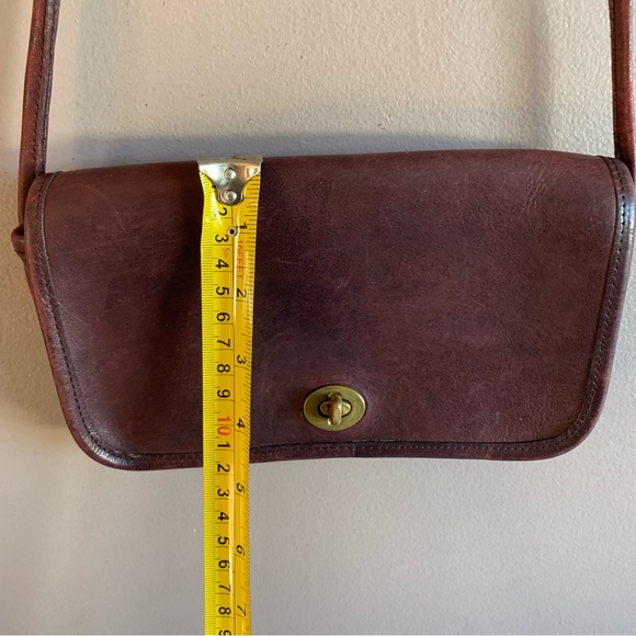 Vintage 70’s Coach Dinky Mini Leather Crossbody in Burgundy - Picture 6 of 10